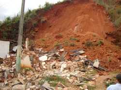 Deslizamento de terra atinge casas em Santana do Manhuaçu