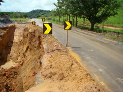 Cratera consome parte da pista da MG-111