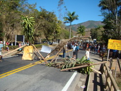 Moradores fecham a BR-262 durante protesto em Pequiá (ES)