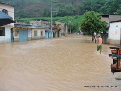 Cheia do rio Jequitibá inunda casas e ruas em Manhumirim