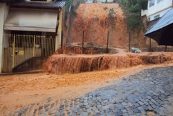 Chuva transforma lote em cachoeira no Centro de Manhuaçu