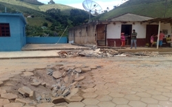 Pedras rolam e atingem casas em Ibitirama