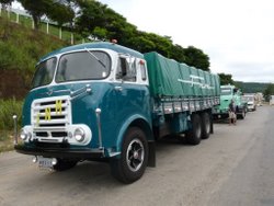 Caminhões antigos viram atração em Manhuaçu