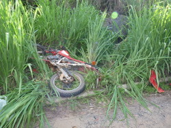 Moto desvia de buraco e bate em Pólo