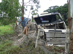 Caminhão sai da pista no km 26 da MG-111