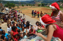 Empresas levam presentes para 3.500 crianças