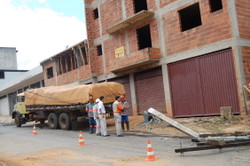 Caminhão derruba poste e deixa empresas e casas sem energia