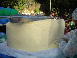 Queijo de 800 quilos fez sucesso em Ipanema