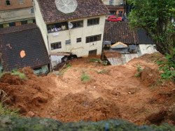 Barranco desce e atinge casas na rua Olímpio Vargas