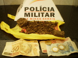Drogas e dinheiro apreendidos em Ipanema
