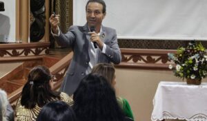 Daniel do Bem ministra palestra sobre o autismo para profissionais da Rede de Ensino de Manhumirim