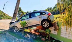 Carro sai da pista e atinge poste na MG-111 em Alto Jequitibá