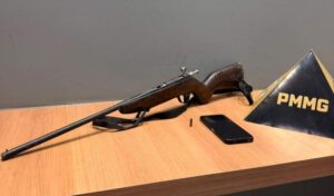 Adolescente é apreendido com rifle no bairro Novo Horizonte