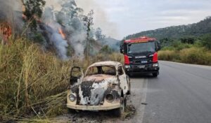 Fusca pega fogo e incêndio atinge vegetação às margens da BR-262