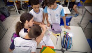Experimentos de ciências despertam curiosidade e ampliam o aprendizado de estudantes