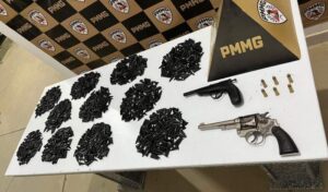 Homem é preso com mais de mil pinos de cocaína e armas em Mutum
