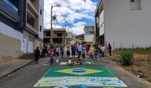 Moradores do Bairro Vale Verde transformam preparação para a Copa em momento de união