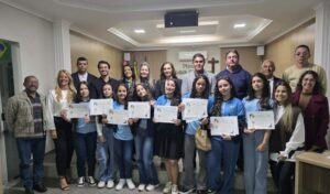 Câmara de São João do Manhuaçu homenageia time campeão do futsal feminino no JEMG