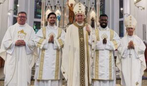 Diocese de Caratinga celebra ordenação diaconal de dois seminaristas